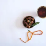 Sajian buka puasa Ramadhan dengan kurma, teh, dan tasbih sebagai simbol tradisi berbuka